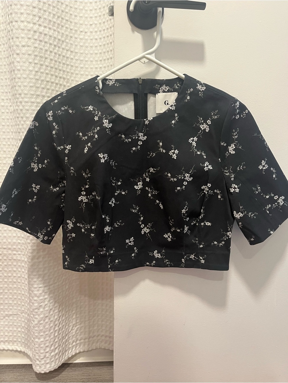 Black Floral Cropped Top with Short Sleeves
